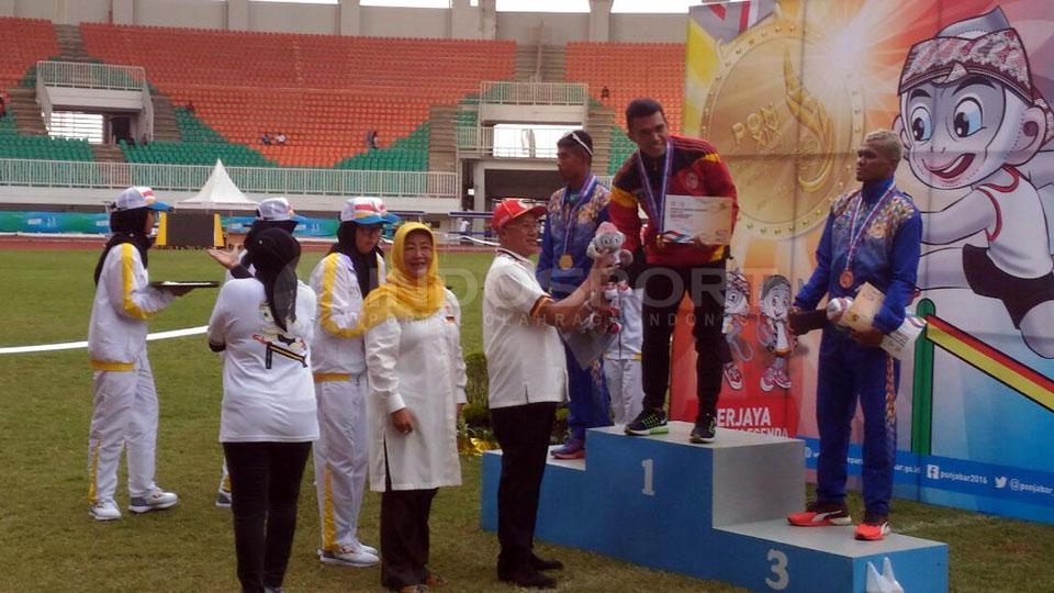Peraih%20medali%20emas%20100%20meter%20putra%20yaspi%20Bobby%20asal%20Sumatera%20Barat%201